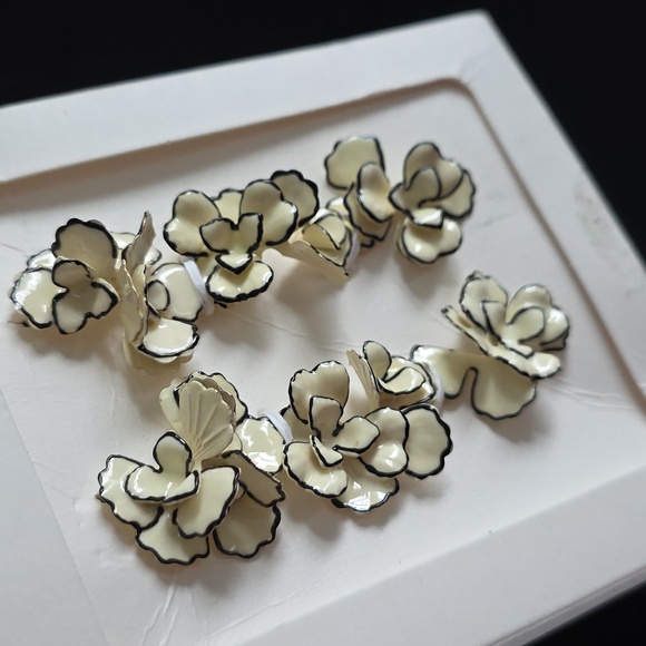 ZARA Contrast Flower Earrings - Picture 11 of 14